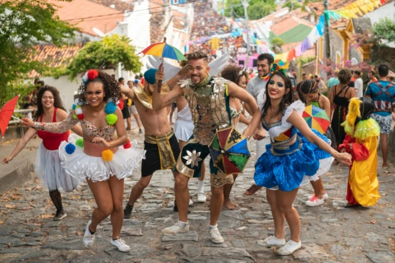 Beijo no Carnaval transmite doencas 768x512 1